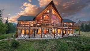 A log cabin with a balcony and multiple windows, surrounded by a natural landscape. - Huge Mountain Ski & Hike - Wildernest Haven (Silverthorne)