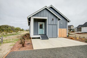 Exterior detail - Sand Castle Cottage - Oyhut Bay Seaside Village (Ocean Shores)