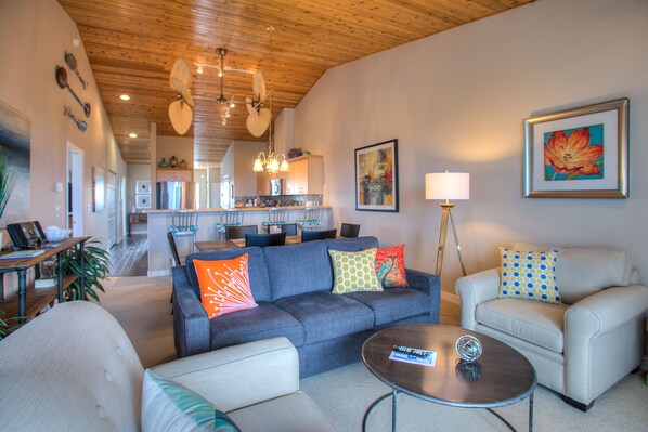 TV, fireplace, DVD player - Vista Del Mar Beach Condominium - Oyhut Bay Seaside Village (Ocean Shores)