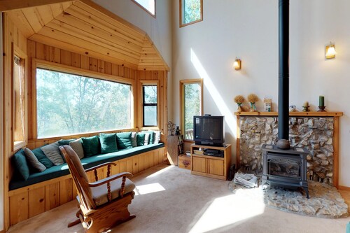 Dog-friendly mountain cabin with gas fireplace near skiing