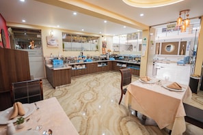Buffet déjeuner gratuit tous les jours