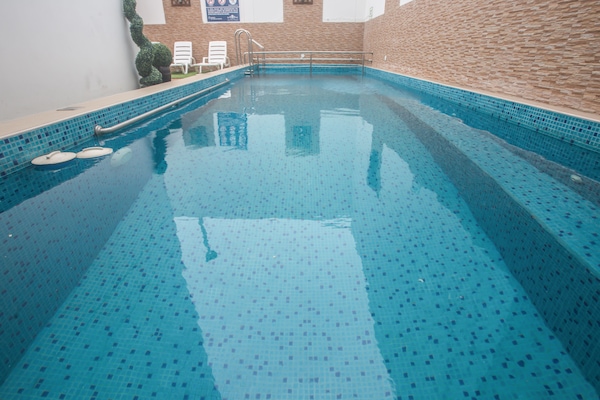 Açık yüzme havuzu, 10 ve 18 saatleri arasında açık, şezlonglar