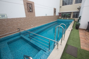 Piscine extérieure, accÚs possible de 10 h à 18 h, chaises longues