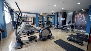 A gym with treadmills, elliptical machines, and weightlifting equipment. - Gran Recreo Hotel (Trujillo)