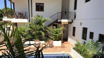 Hồ bơi ngoài trời, ghế dài tắm nắng