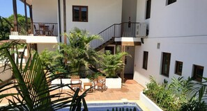 Piscine extérieure, chaises longues