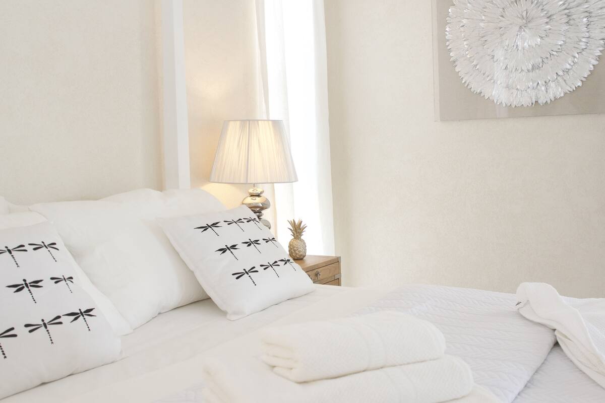 1 bedroom, premium bedding, desk, soundproofing