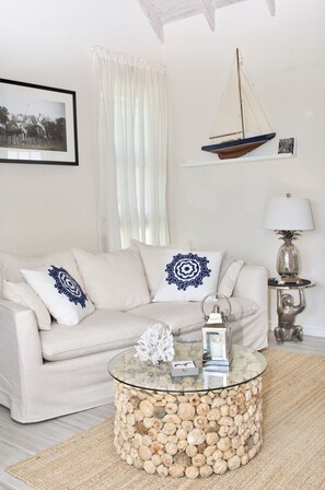 Deluxe Villa, 1 Bedroom, Partial Sea View | Living area