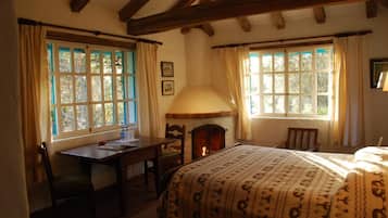 Caja de seguridad en la habitación, muebles diferentes y escritorio