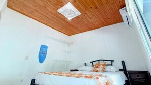 A bedroom with a bed, a wooden ceiling, a white wall, and a window. -  Villa Marfelia Spa (Ricaurte)
