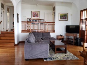Smart TV, DVD player, books, video library - Malindi Villa is located on a cool quiet hill at Bacolet Point (Scarborough)