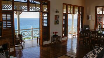 Smart-TV, DVD-spiller, bøker og filmbibliotek