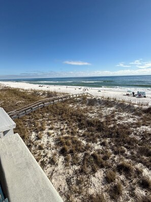 På stranden, solstolar och strandhanddukar