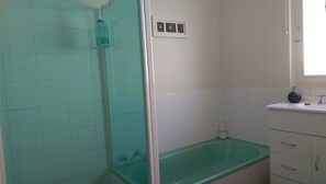Badewanne, Haartrockner, Handtücher, Seife