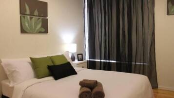 3 chambres, fer et planche à repasser, draps fournis, réveils