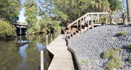 Chassahowitzka/Homossassa River Front With Two Kayaks