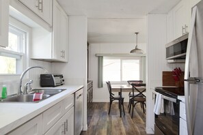 Fridge, microwave, oven, stovetop - Chassahowitzka/Homossassa River Front With Two Kayaks (Homosassa)