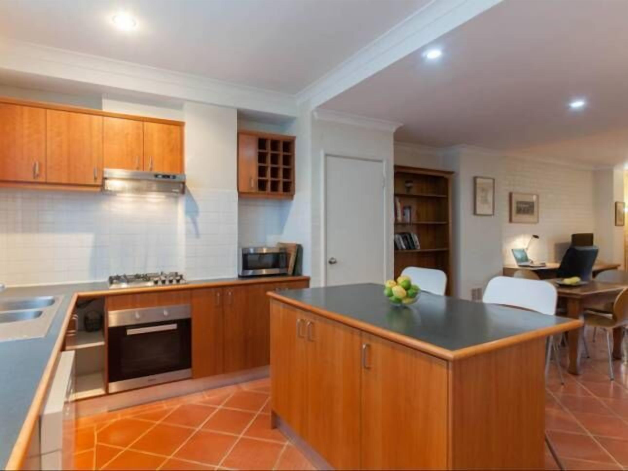 Charming Townhouse in the Heart of Fremantle — image 15