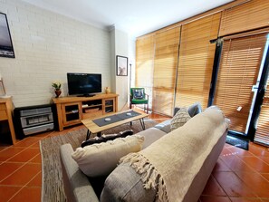 Flat-screen TV, DVD player, books, stereo - Charming Townhouse in the Heart of Fremantle (Fremantle)