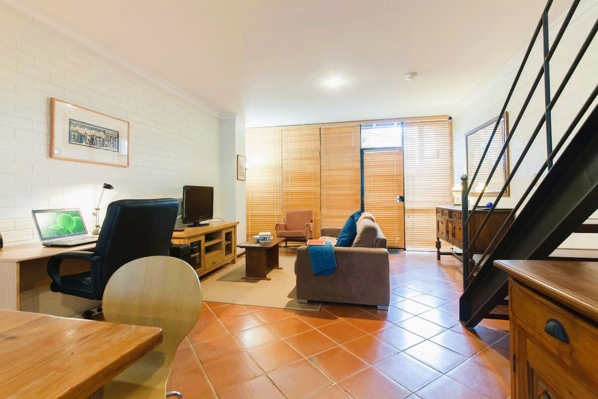 Charming Townhouse in the Heart of Fremantle — image 8