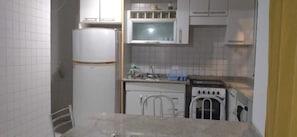 Geladeira, micro-ondas, talheres/pratos/utensílios de cozinha