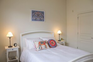 2 makuuhuonetta, työpöytä, silitysrauta/-lauta, vauvan matkasänky