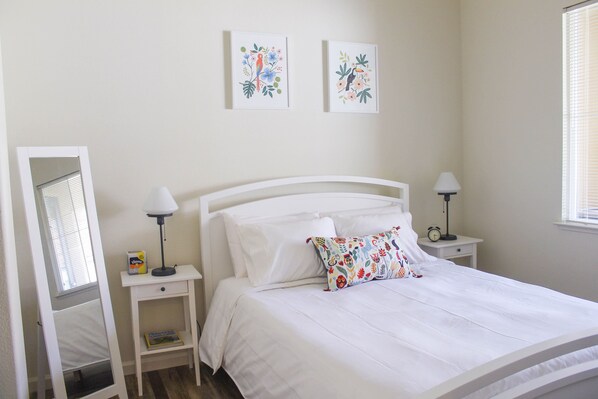 2 makuuhuonetta, työpöytä, silitysrauta/-lauta, vauvan matkasänky