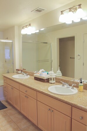 Suihku, hiustenkuivaaja, pyyhkeet, saippua