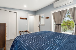 4 bedrooms, iron/ironing board, WiFi (free), bed sheets - Morningside. Waterfront, newly renovated, dock and float, Pet friendly! (Harpswell)
