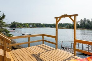 Property grounds - Morningside. Waterfront, newly renovated, dock and float, Pet friendly! (Harpswell)
