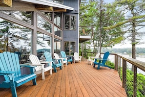 Terrace/patio - Morningside. Waterfront, newly renovated, dock and float, Pet friendly! (Harpswell)