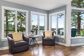 Smart TV - Morningside. Waterfront, newly renovated, dock and float, Pet friendly! (Harpswell)