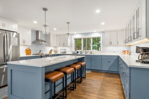 Coffee/tea maker, fridge, microwave, oven - Morningside. Waterfront, newly renovated, dock and float, Pet friendly! (Harpswell)