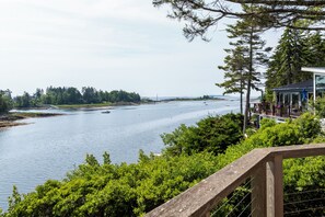 Property grounds - Morningside. Waterfront, newly renovated, dock and float, Pet friendly! (Harpswell)
