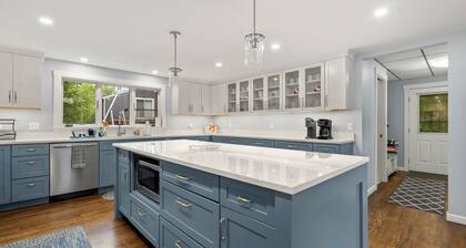 Morningside. Waterfront, newly renovated, dock and float, Pet friendly!