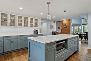 Coffee/tea maker, fridge, microwave, oven - Morningside. Waterfront, newly renovated, dock and float, Pet friendly! (Harpswell)