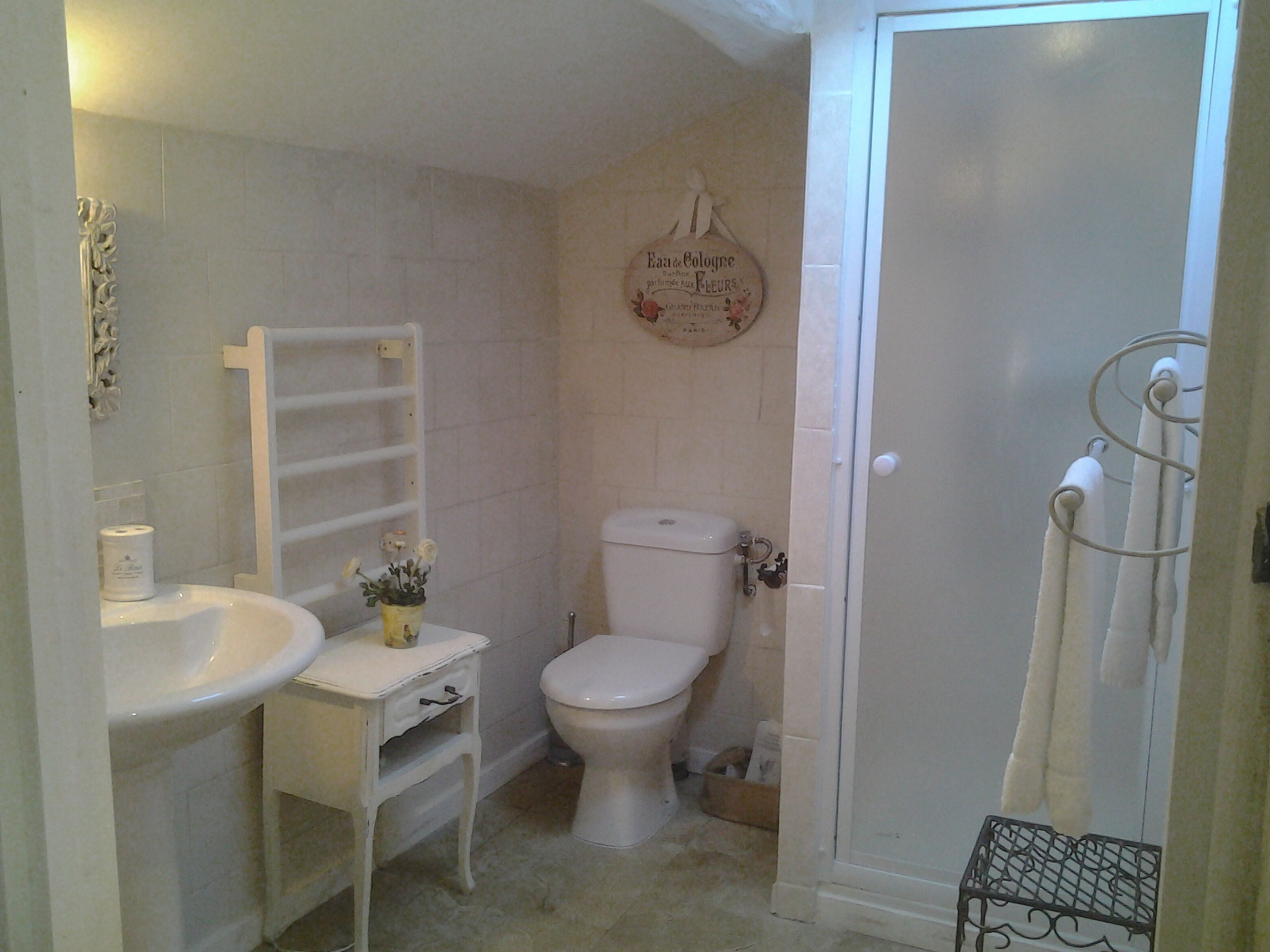 Douche, sèche-cheveux, serviettes fournies, savon