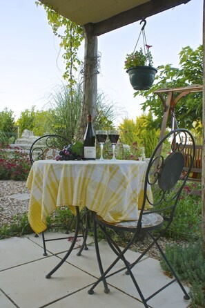 Outdoor dining - 15th Century Unique Romantic Cottage, Near Historic Town Of Richelieu, France (Prinçay)