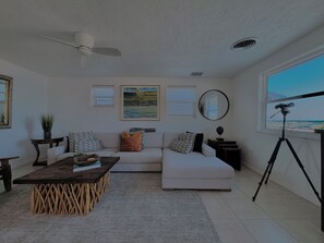 Una Smart TV, una chimenea, un futbolín
