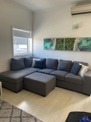 Smart TV, DVD player, stereo - Ultimate 2-Bed Apartment in Surry Hills - Ultimate Convenience (Surry Hills)