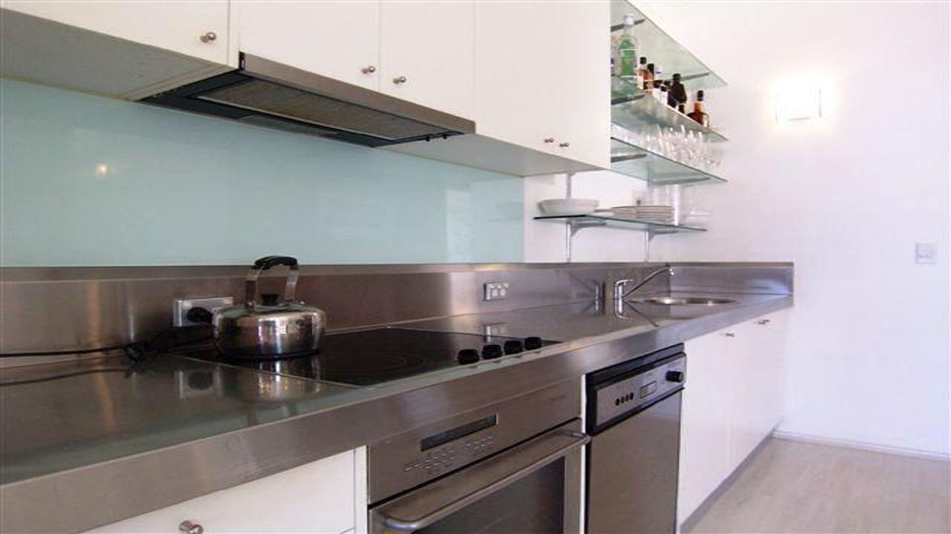 Ultimate 2-Bed Apartment in Surry Hills - Ultimate Convenience — image 2