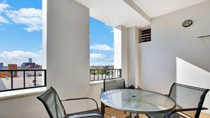 Outdoor dining - Ultimate 2-Bed Apartment in Surry Hills - Ultimate Convenience (Surry Hills)