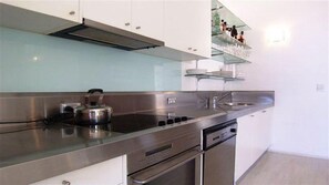 Full-size fridge, microwave, oven, stovetop