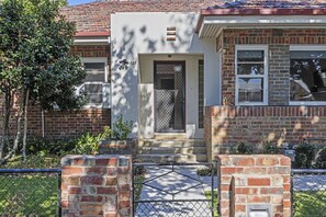 Exterior detail - Bendigo Signature Accommodation on Hargreaves (Bendigo)