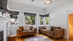 TV - Bendigo Signature Accommodation on Hargreaves (Bendigo)