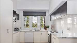Fridge, microwave, oven, stovetop - Bendigo Signature Accommodation on Hargreaves (Bendigo)