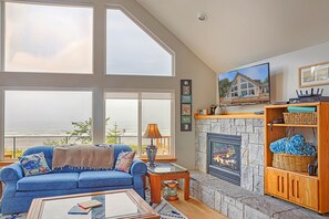 Smart TV, fireplace, DVD player, stereo - Sandcastle Bluff in Moclips (Moclips)