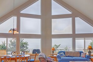 Smart TV, fireplace, DVD player, stereo - Sandcastle Bluff in Moclips (Moclips)