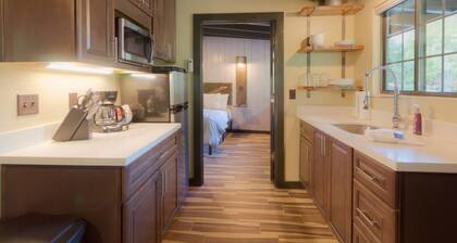 Rustic/Modern Suite 5 in Oak Creek Canyon - Close to Slide Rock State Park