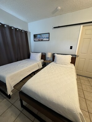 1 habitación, tabla de planchar con plancha, wifi gratis y ropa de cama 